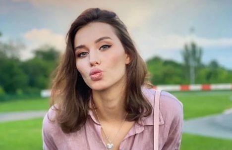 Examples of profiles of single European women who use dating sites